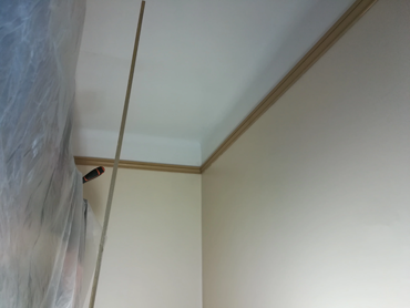 Raccord angulaire de deux chambranles